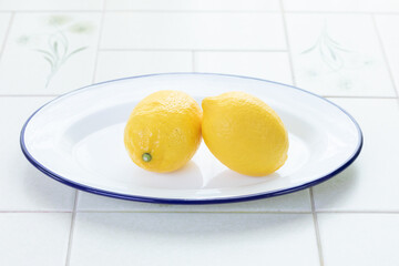 お皿に乗せた新鮮なレモン