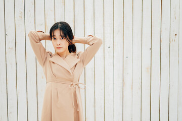 服のフィッティングをする若い女性