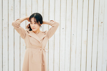 服のフィッティングをする若い女性