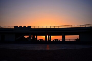 Fototapeta na wymiar 展望台を照らす朝日、夜明けの風景
