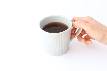 コーヒーカップを持つ女性の手　白背景