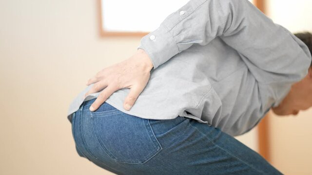 腰をさするシニア男性