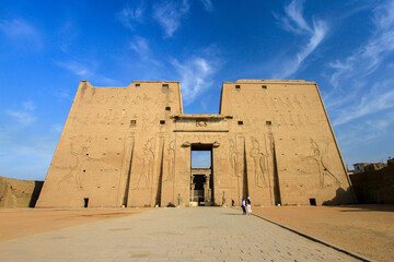 Main entrance to Temple of Edfu with blue sky, Edfu, Egypt  - obrazy, fototapety, plakaty
