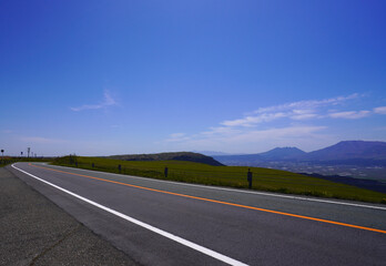 阿蘇の外輪山道路　春の阿蘇高原の風景
