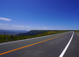 阿蘇の外輪山道路　春の阿蘇高原の風景