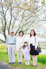 Fototapeta premium ランドセルを背負った女の子と家族
