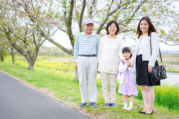 Obraz premium ランドセルを背負った女の子と家族