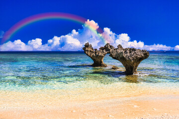 沖縄の美しいサンゴ礁の海と雲