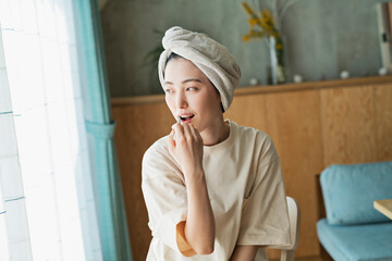 風呂上りに歯を磨く女性