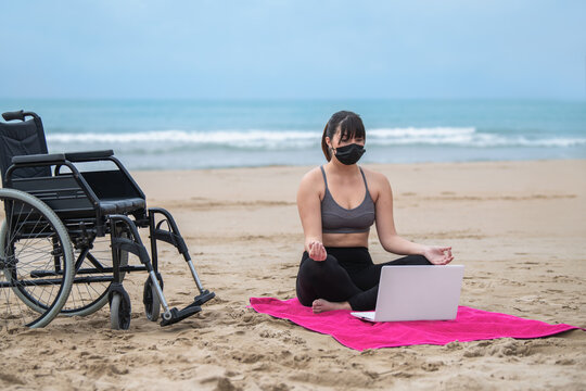 young woman doing meditation in front of her laptop: to recover from the after-effects of covid-19