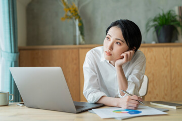 在宅勤務中の女性