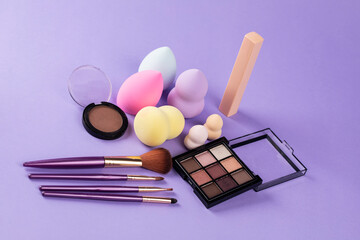 different colors of beauty blender and make up brushes