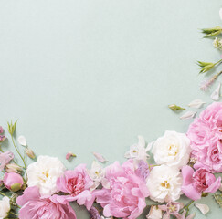 Fototapeta premium pink and white roses on paper background