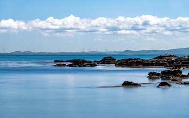 穏やかな海と夏の空