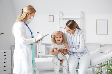 Obraz premium Woman with her little daughter visiting pediatrician in clinic