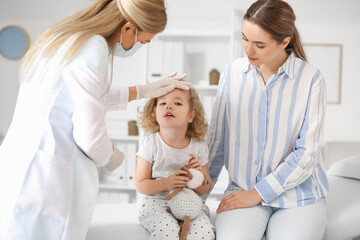 Obraz na płótnie Canvas Pediatrician examining little girl in clinic