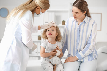 Obraz premium Pediatrician examining little girl in clinic