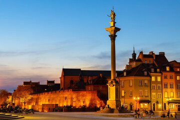 Evening panorama of Castle Square with Sigismund III Waza column and colorful tenement houses in Starowka Old Town historic district of Warsaw, Poland © Art Media Factory