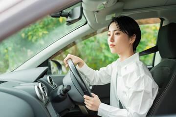 Fototapeta na wymiar 車を運転する女性