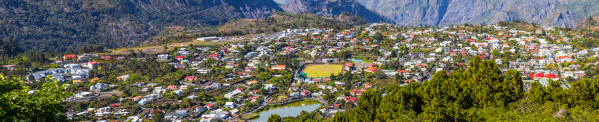 Fototapeta na wymiar Panorama de la ville de Cilaos, île de la Réunion 