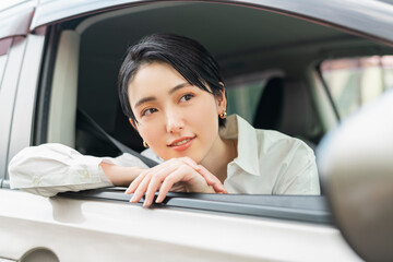 車の外を眺める女性