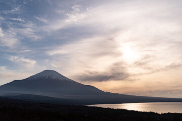 Fototapeta na wymiar 夕方の富士山　山中湖パノラマ台