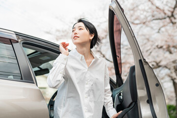 車を降りる女性