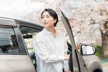 車を降りる女性