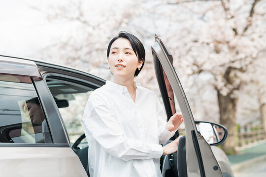 車を降りる女性