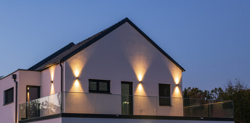 Dachterrasse mit dekorativer beleuchtung bei nacht an einem Neubau Einfamilienhaus
