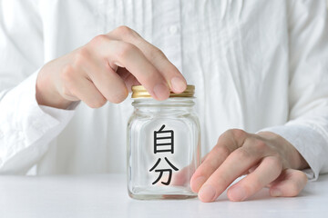 自分を隠す女性