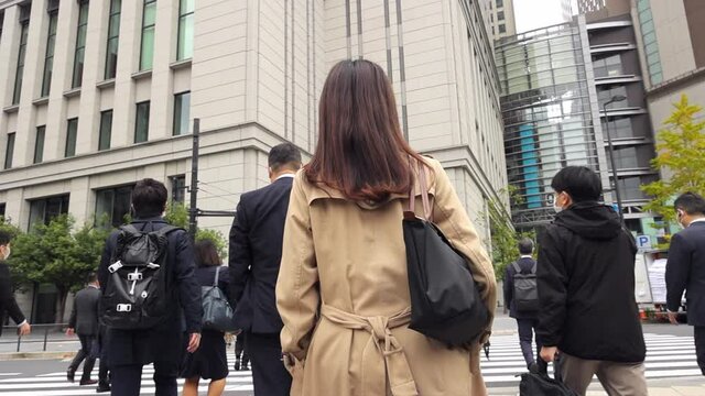 丸の内の横断歩道を渡る女性の後ろ姿　ジンバル撮影