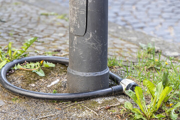 Fahrradschloss an einer Laterne