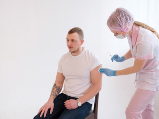 Obraz premium Doctor making a vaccination in the shoulder of patient