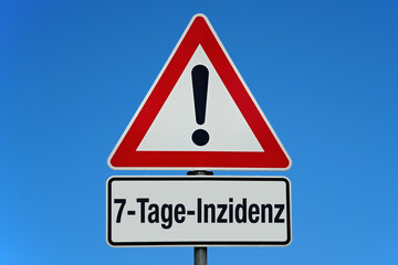 7-Tage-Inzidenz - Achtung Schild mit blauem Himmel