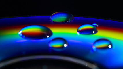 Krople wody na płycie DVD w ujęciu makrofotografii 