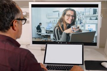 Video chiamata tra colleghi da un ufficio a un altro in remoto