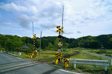 日本の田舎のローカル線　単線の踏切の風景
