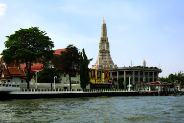 タイ　チャオプラヤー川の川辺にたたずむ壮大な尖塔の仏教寺院「ワット　アルン ラーチャ ウォラマハーウィハーン」のボート乗り場