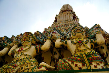 タイ　チャオプラヤー川の川辺にたたずむ壮大な尖塔の仏教寺院「ワット　アルン ラーチャ ウォラマハーウィハーン」