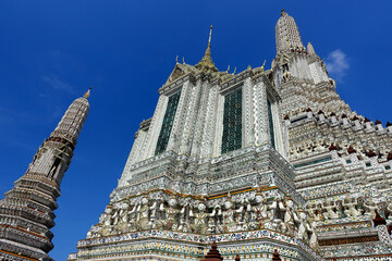 タイ　チャオプラヤー川の川辺にたたずむ壮大な尖塔の仏教寺院「ワット　アルン ラーチャ ウォラマハーウィハーン」