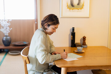 手紙を書く日本人女性