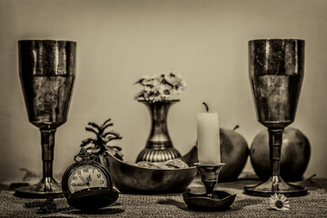 martwa natura ze świecą i kielichami w stylu retro
