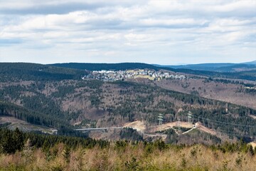 Fototapeta premium Landschaft in Thüringen - Panoramablick zu einem Viadukt der Intercitystrecke Erfurt München und zum Kurort Masserberg - Thüringer Schiefergebirge, Schwarzatalblick