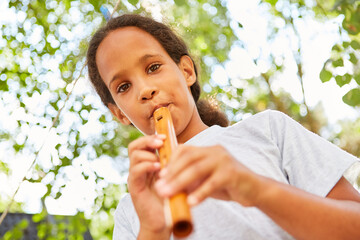 Girls with music talent practicing playing the flute © Robert Kneschke