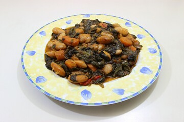 Butter beans, spinach, tomato sauce and carrots 