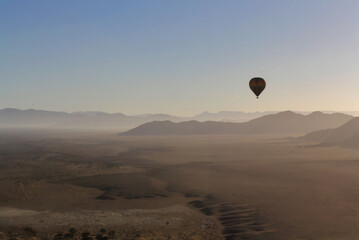 Fototapeta na wymiar hot air balloon in the desert