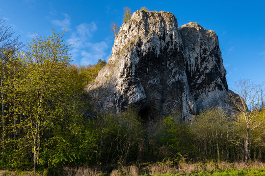 Pater und Nonne Felsenpaar Sauerland Iserlohn Kalkstein H&ouml;hle Gr&uuml;rmannsh&ouml;hle Naturschutzgebiet Deutschland Legende versteinert Karst Kreuz Sehensw&uuml;rdigkeit Attraktion Steinbruch Lenne Bronzezeit 