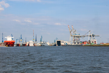 Silhouette Hamburg Hochseehafen mit Kr&auml;nen und Schiffen