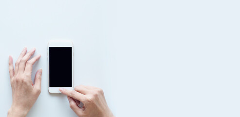 スマートフォンを操作する女性の手